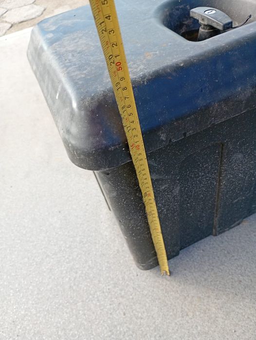 Solidny kufer plastikowy zamykany na zamek