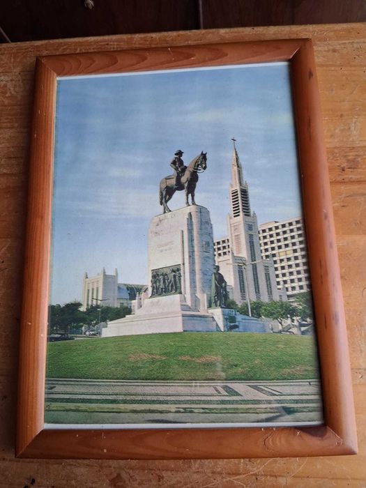 Moldura com reprodução de"Estátua"