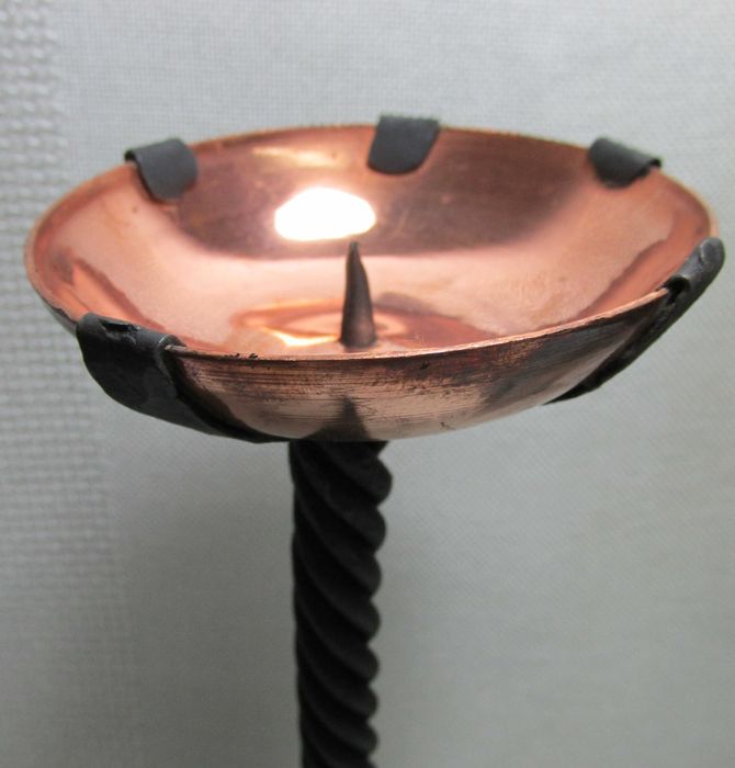Par de castiçais, novos, em ferro retorcido e cobre c/ 27 cm de altura