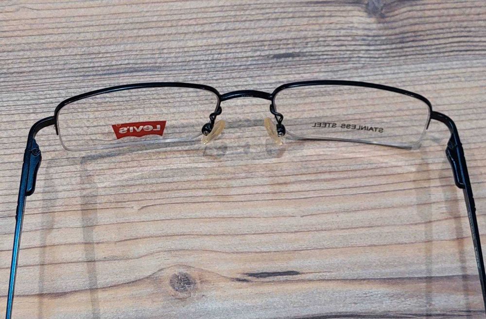 Męskie  okulary z pól oprawkami w eleganckim stylu LS 555 A2 od Levis!