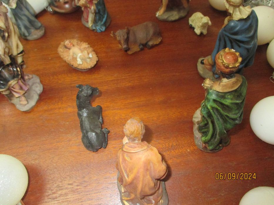 Figuras do presépio e alguns enfeites natalícios