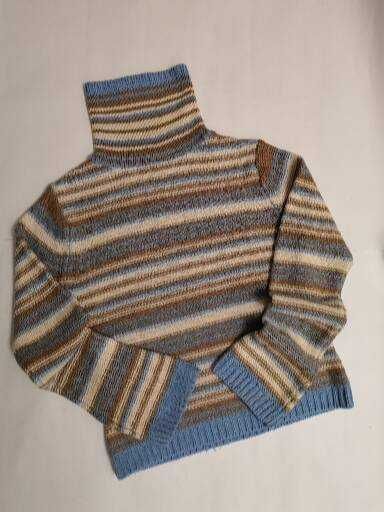 Теплий приємний светр reds, розмір л