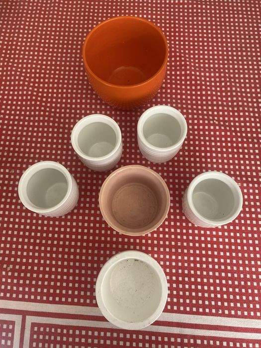 Vasos pequenos, em cerâmica, tamanhos variados