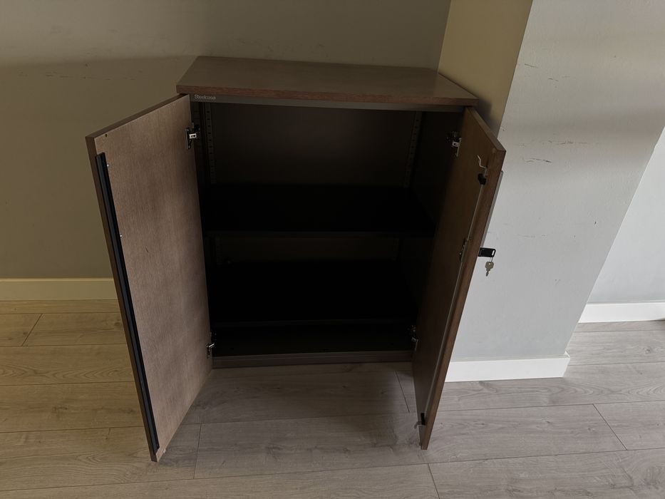 Armário castanho com chave