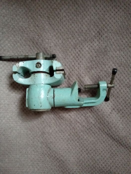 Тиски слесарные настольные поворотные СССР