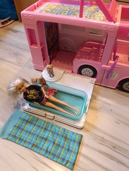 Camper Barbie z wyposażeniem
