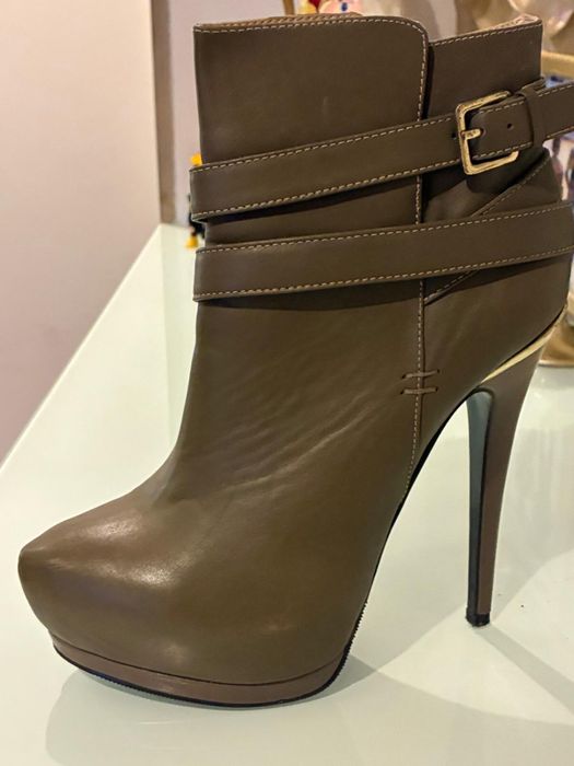 Botim Aldo, usado uma vez. Cor caqui