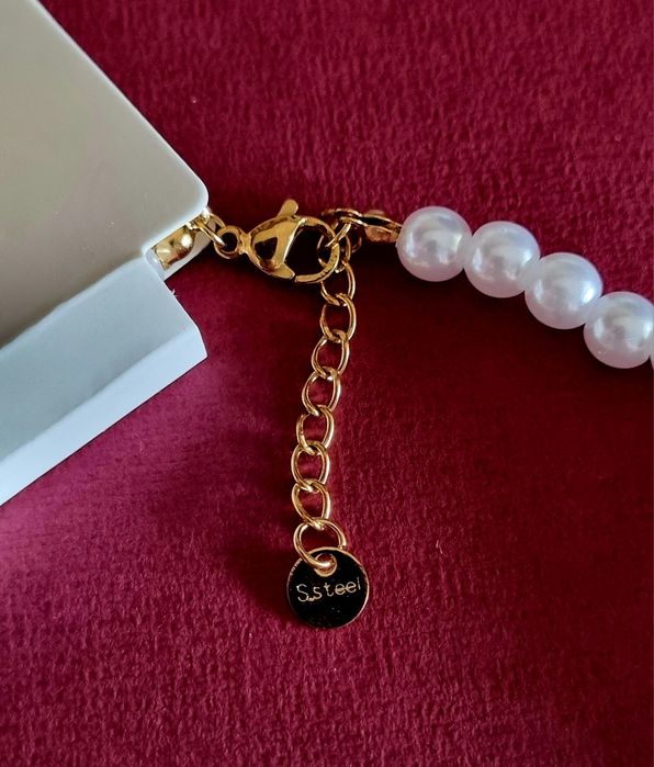 Colar dourado, em aço, com pérolas e um coração. + brincos