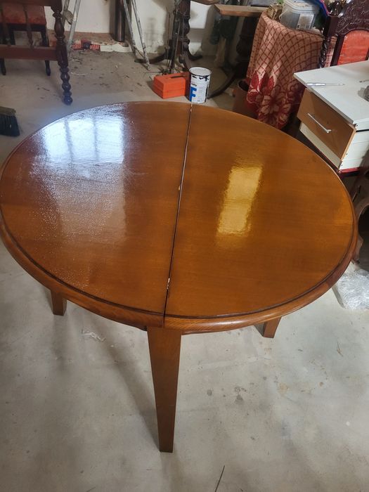 Mesa Redonda e 6 cadeiras em pele