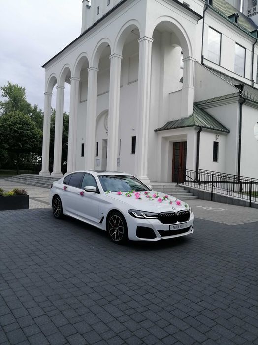Auto do ślubu BMW 5 G30 2023r FOTOBUDKA 360 napis LOVE led na ściankę