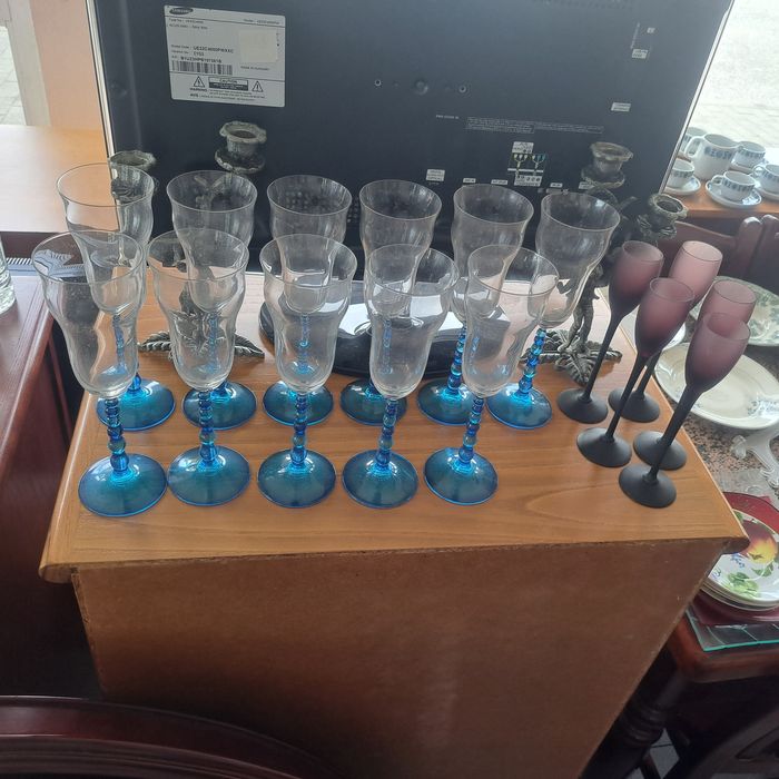 Temos diversas loiças antigas e usadas