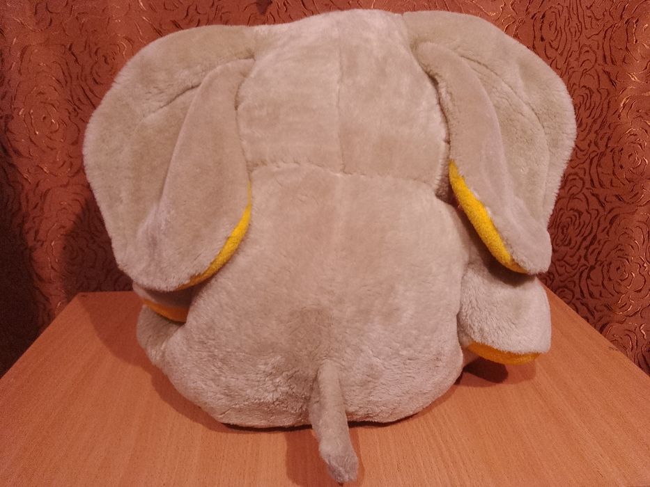 М'яка іграшка: слоненя.