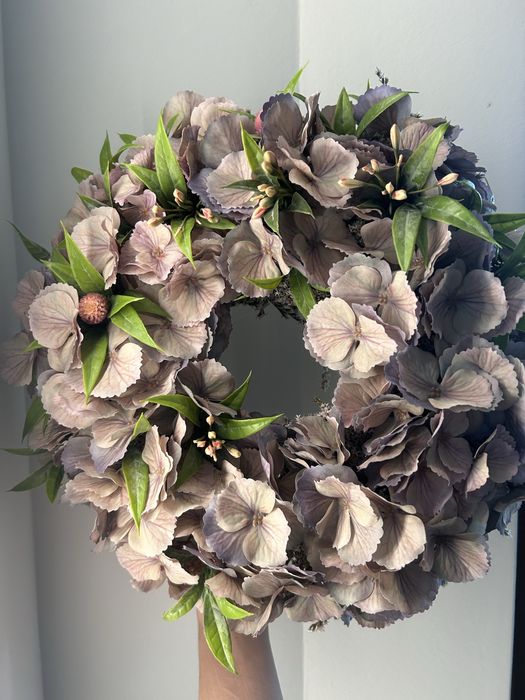 Wieniec ze sztucznych kwiatów