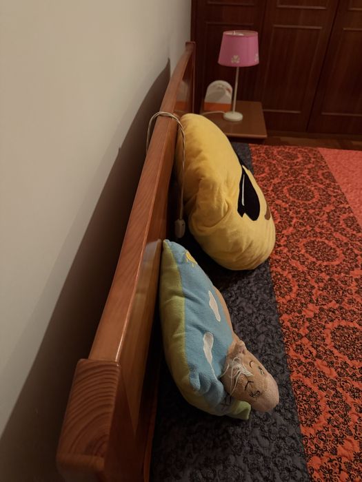 Cama e 2 mesas de cabeceira