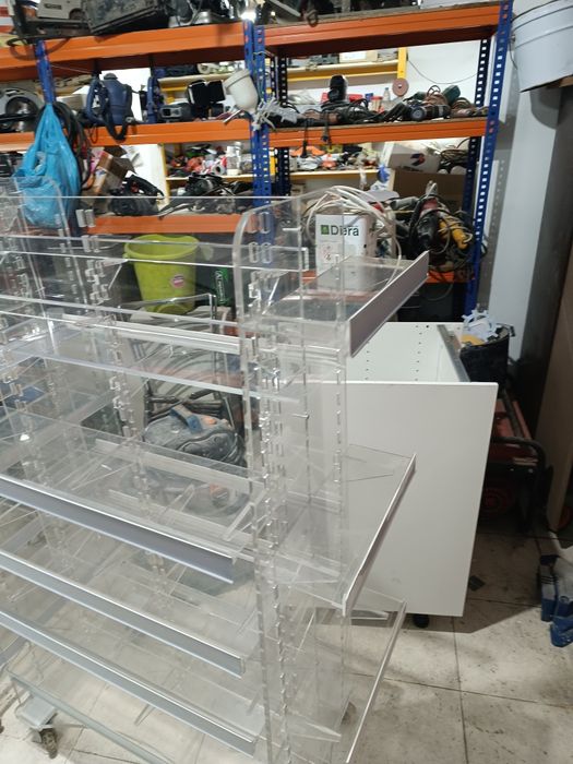 Prateleiras em acrílico com rodas 20€ cada
