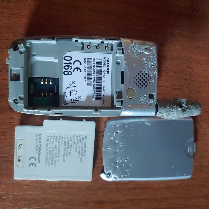 LG GB 102.а також Sharp GX 10 телефон.