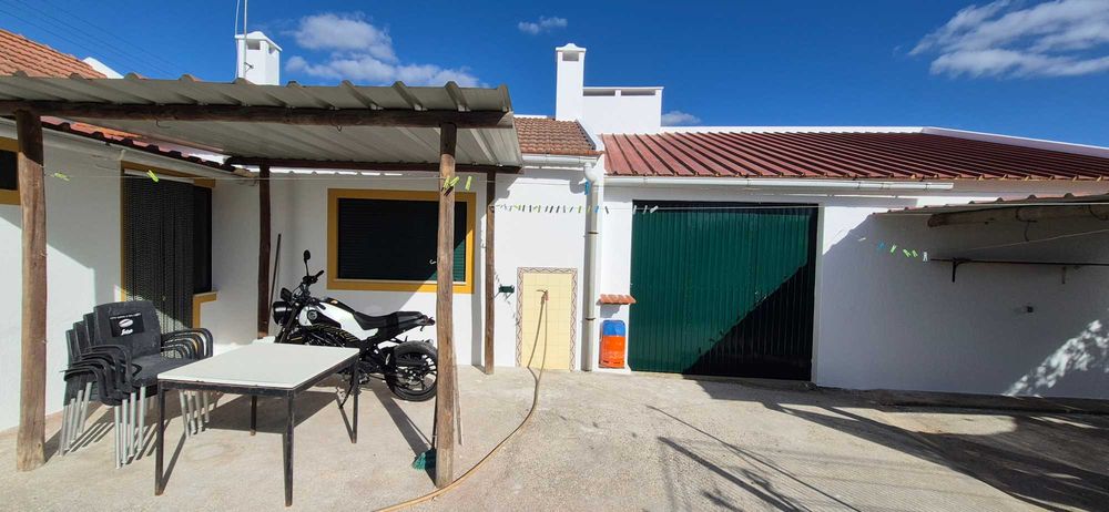 Moradia T3 c/ quintal e garagem para arrendar em Alpiarça