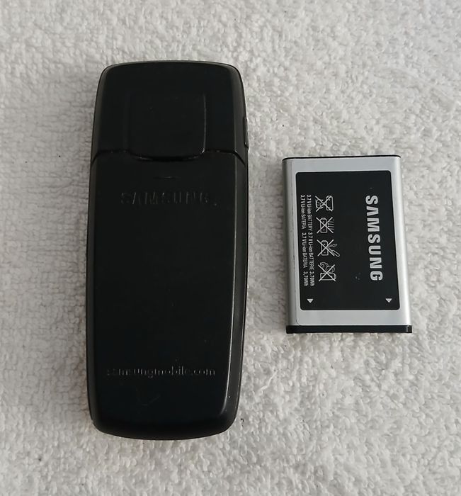 Samsung Antigo Modelo SGH-C140 precisa  de outra tampa