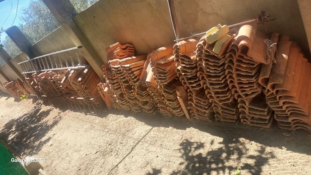 Vendo 750 Telhas usadas