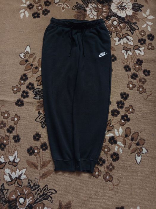 Штани nike б/у оригінал
Нюанси на фото,пит в лс
Заміри в лс
Сайз с-хс
