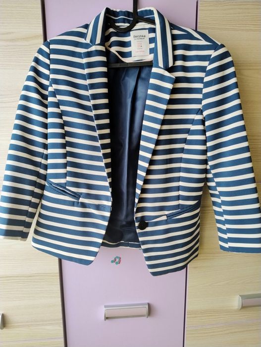Granatowo biała marynarka w paski Bershka rozmiar S