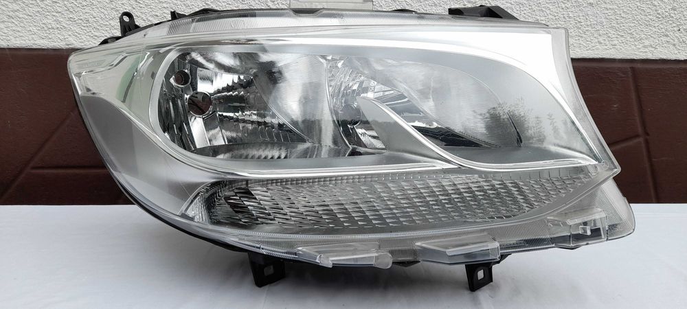 Lampa przednia - prawa  Mercedes Sprinter  A 910