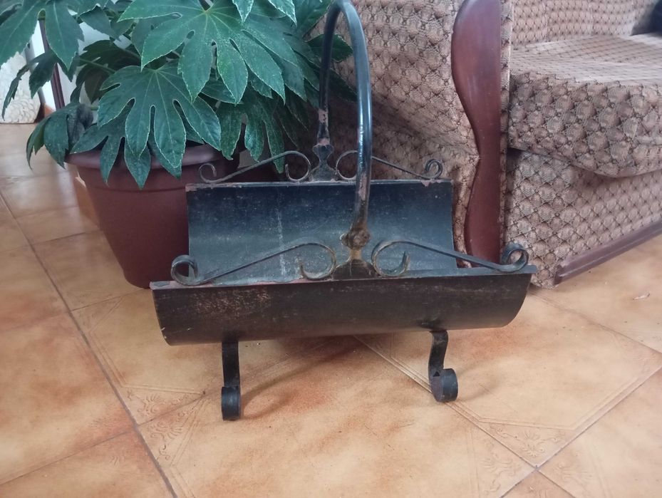 Cesto de ferro para lenha