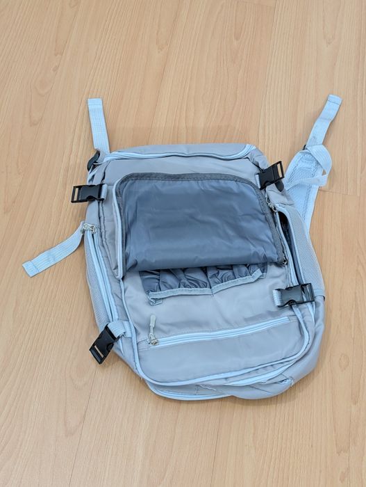 Mochila cinzenta, tamanho de bagagem de mão.