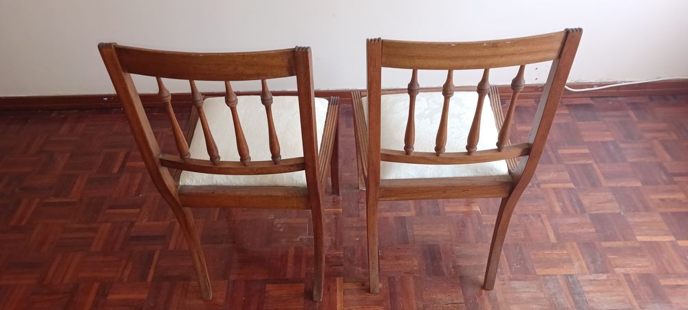 Cadeiras de madeira