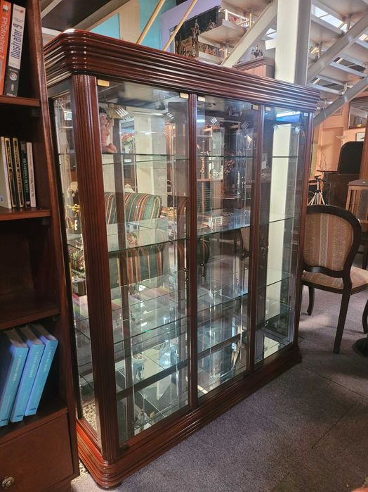 Cristaleira em madeira com fundo em espelho e prateleiras em vidro