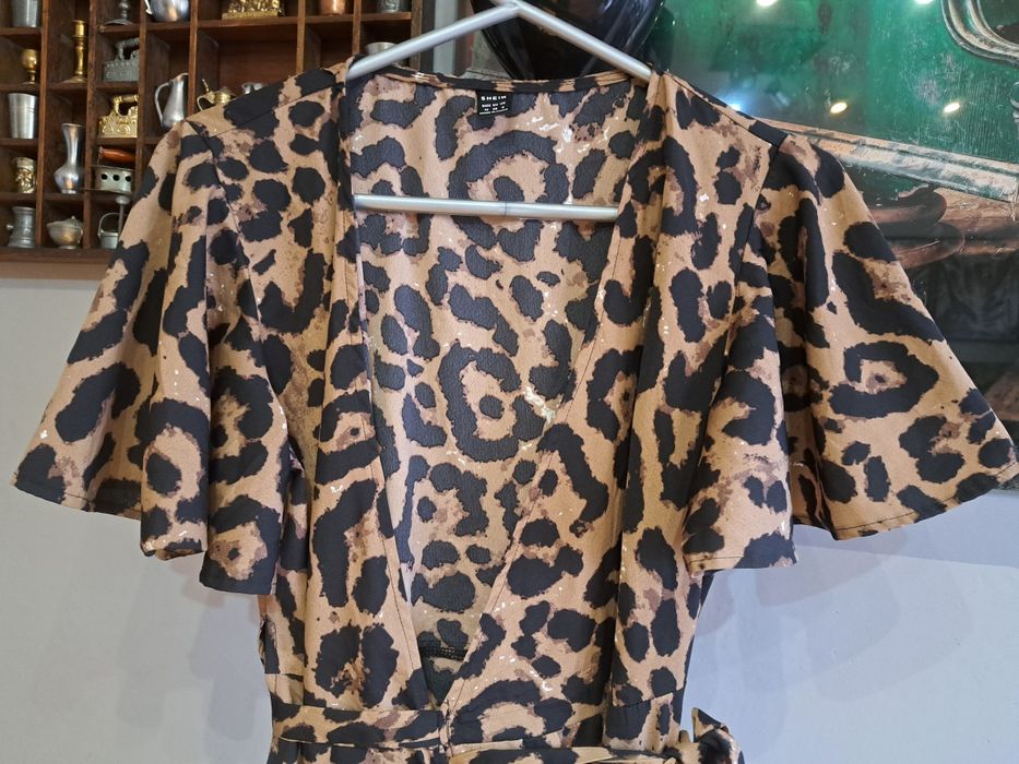 Sukienka wiązana w pasie