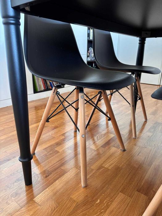 Mesa de refeição, preta 130cmX80cm com 4 cadeiras.