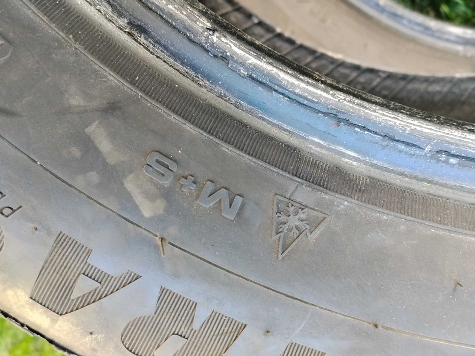 Pneus 215/65-R16 Goodyear . (55€/par)
