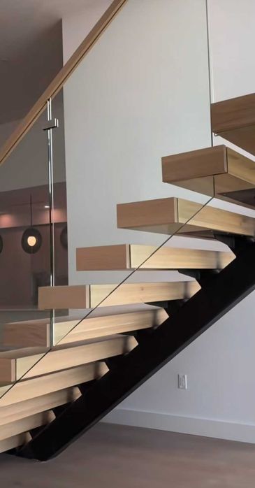 Schody do domu na konstrukcji stalowej