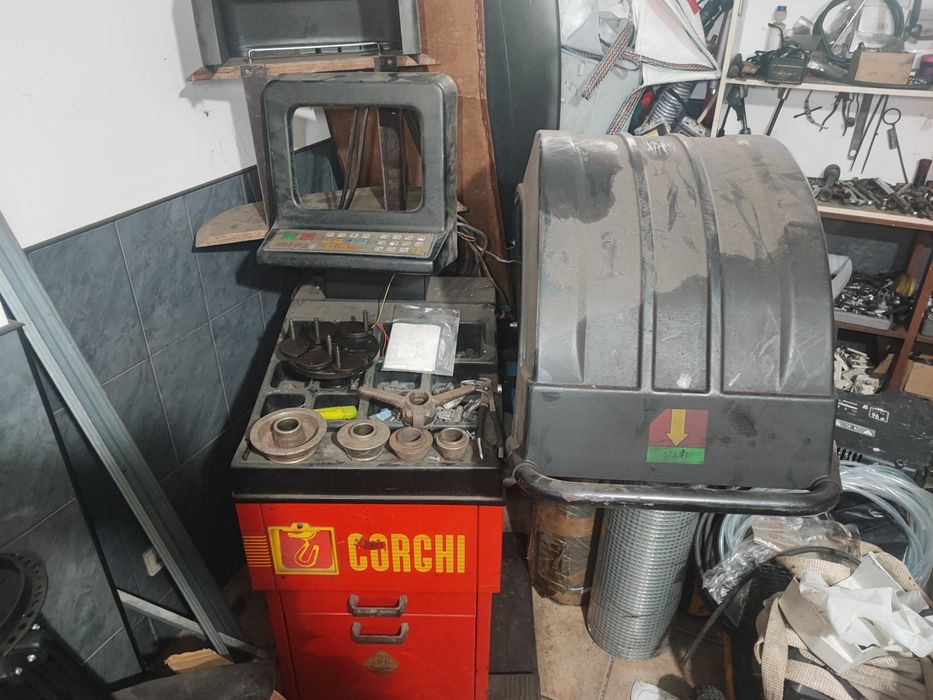 Máquina de desmontar pneu e de equilibrar pneus