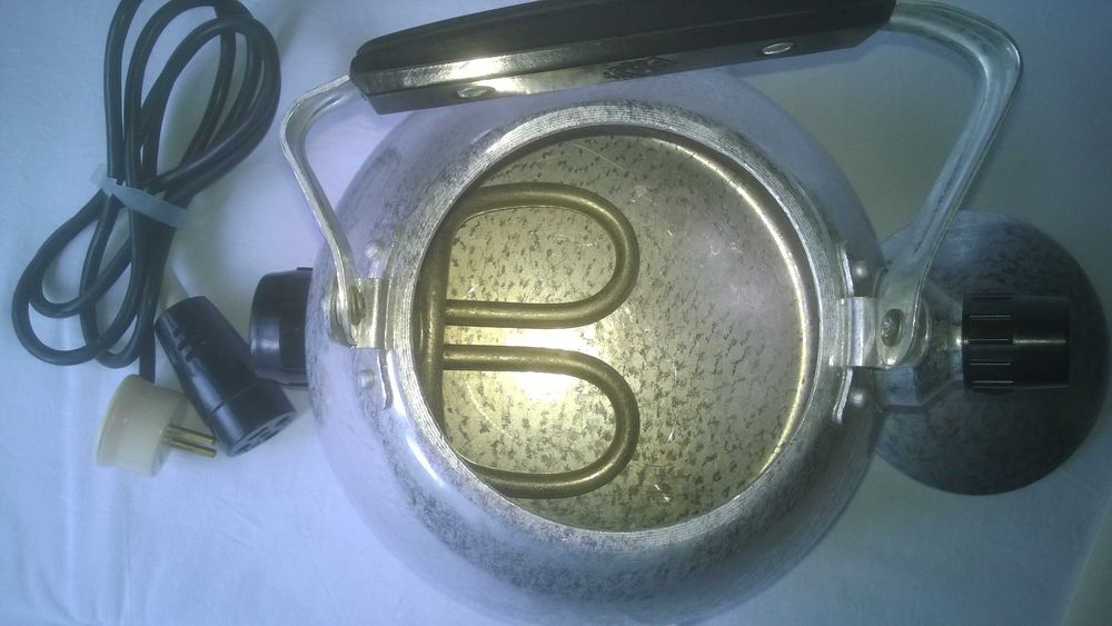 Електричний чайник із свистком