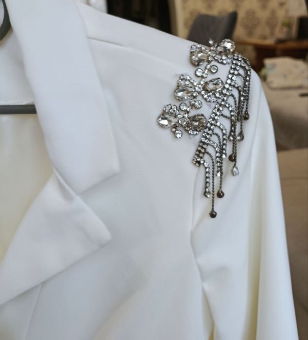 Платье пиджак с акцентными плечами с камнями размер S