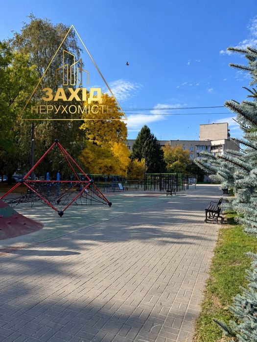 Трикімнатна біля ТЦ «Гостинець» 2 поверх, пр. Молоді