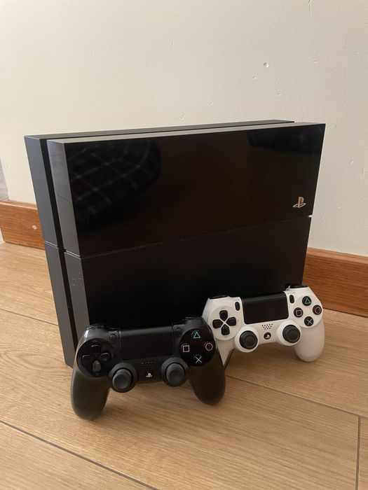 PlayStation 4 500GB + 2 pady
