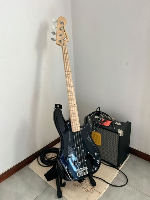 Kit Baixo Squier Precision PJ + Amplificador Fender Rumble 15 + Acessórios
