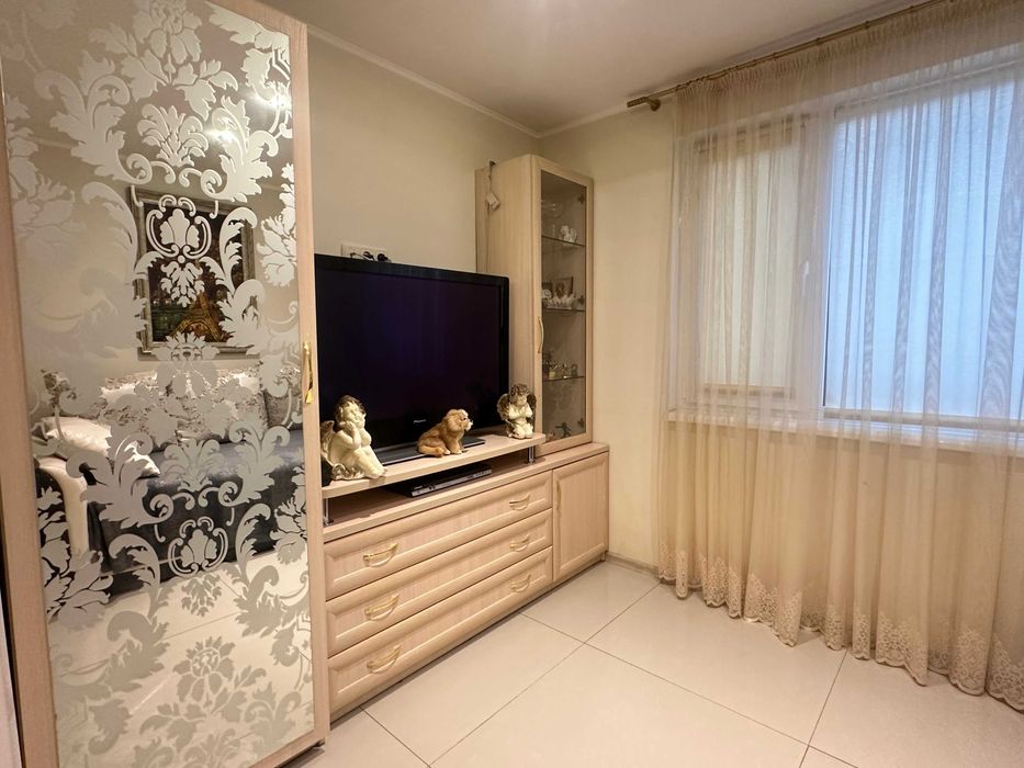 Продам 3-кім. квартиру вул. Марка Безручка 25 / метро Берестейська/