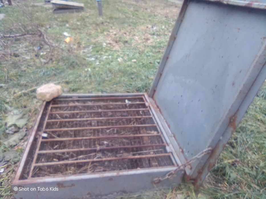 Продам свой погреб.Металическая ляда.Лестница.Обложен кирпичем.2 замка