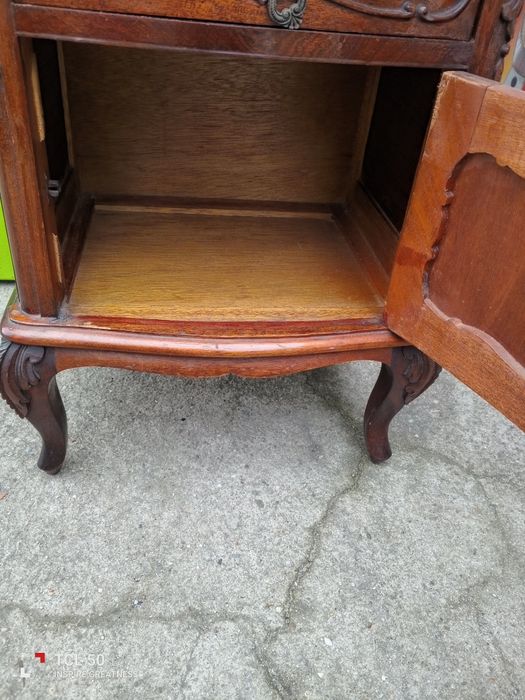 Duas mesinhas de cabeceira muito antigas.