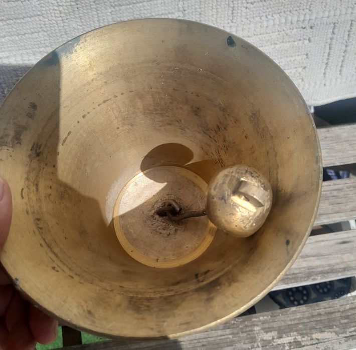 Sino Antigo em Bronze com Suporte de Madeira (2.5 kg)