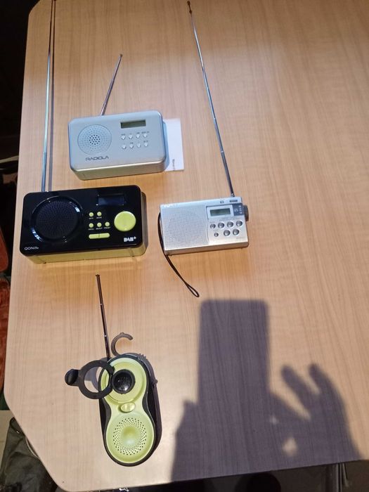 Rádio Dynamo manivela 1 e três a pilhas 25