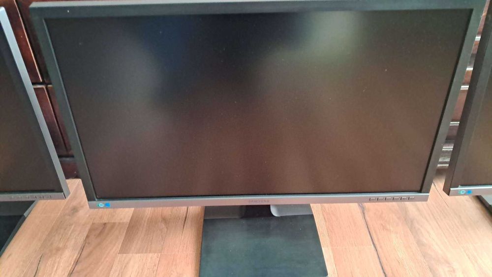 3 Monitory Samsung U28E850R LED - 28" cali - 3840 x 2160 4K ULTRA HD