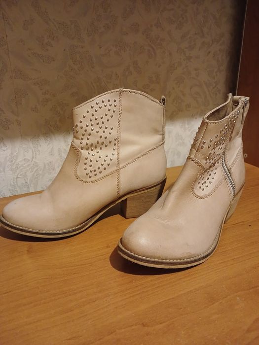 Жіночі черевики.