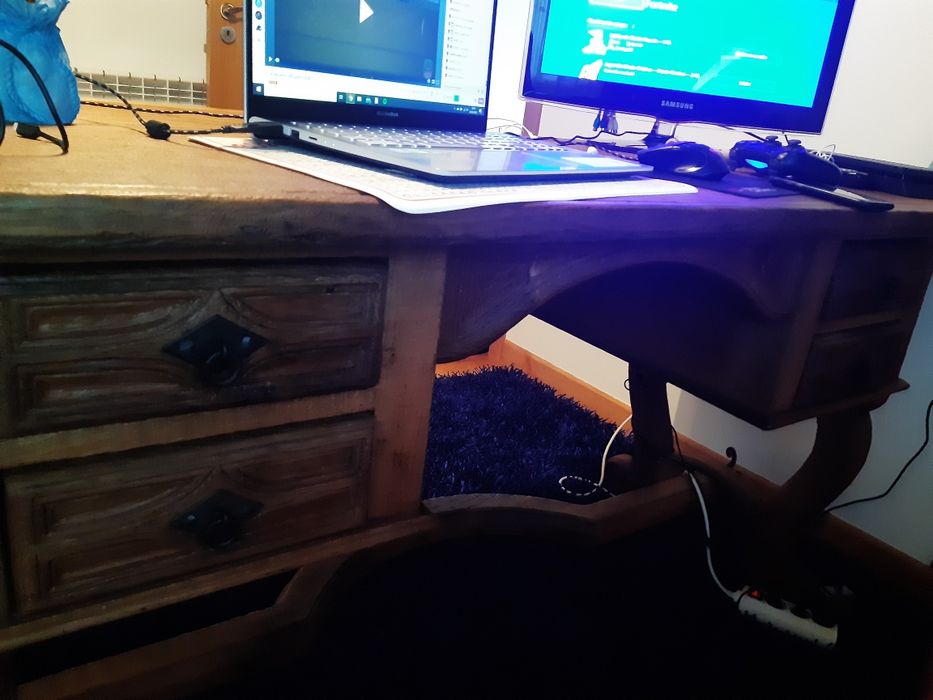 Secretária em madeira de castanho com cadeirão