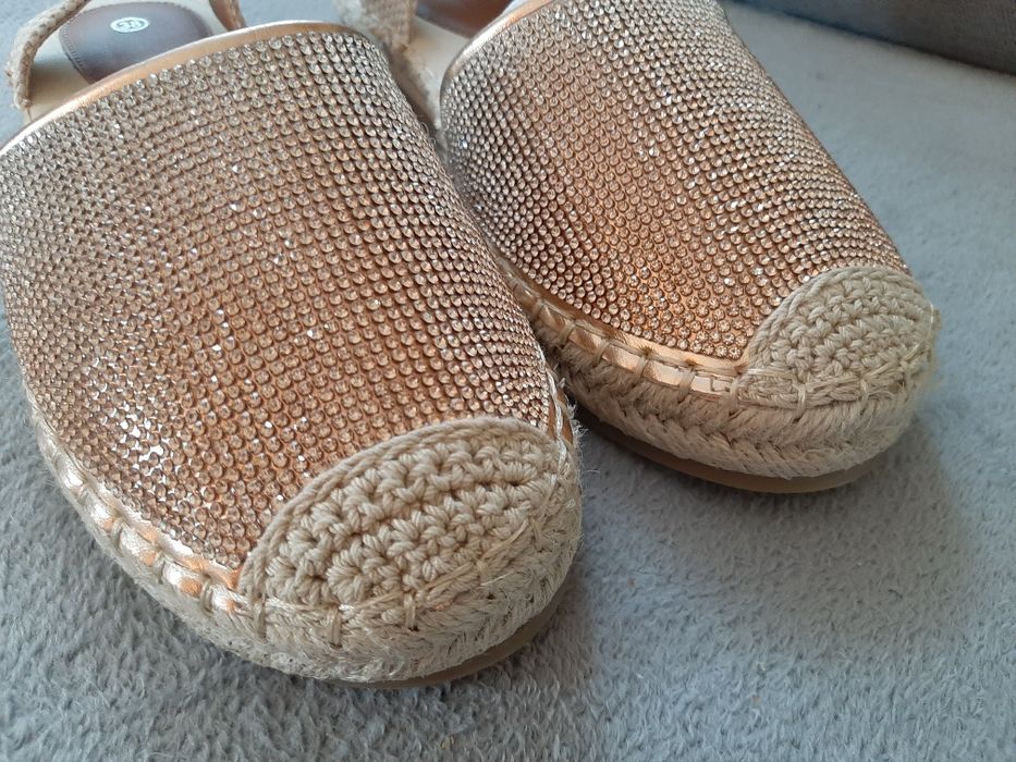 Wyprzedaż .Złote Nowe espadryle 38