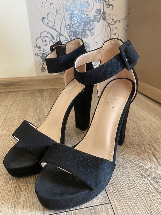 Czarne sandały na słupku Kendall